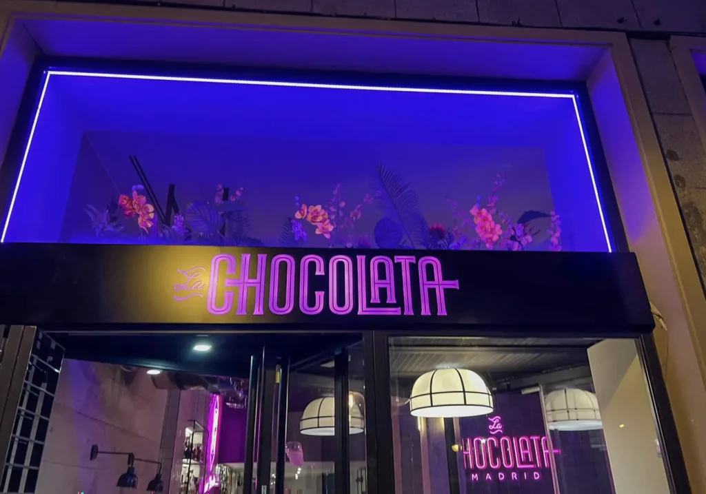 Fachada de noche la chocolata