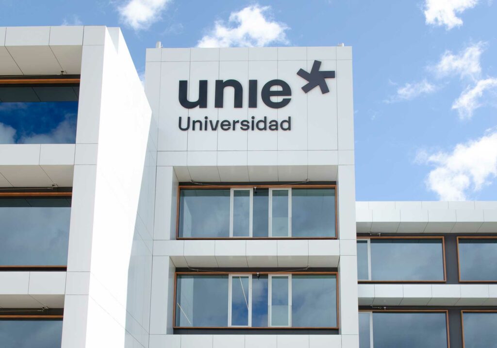 Rótulo de fachada de unie universidad