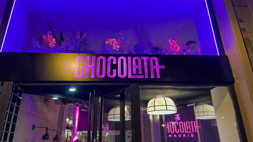 Fachada de noche la chocolata